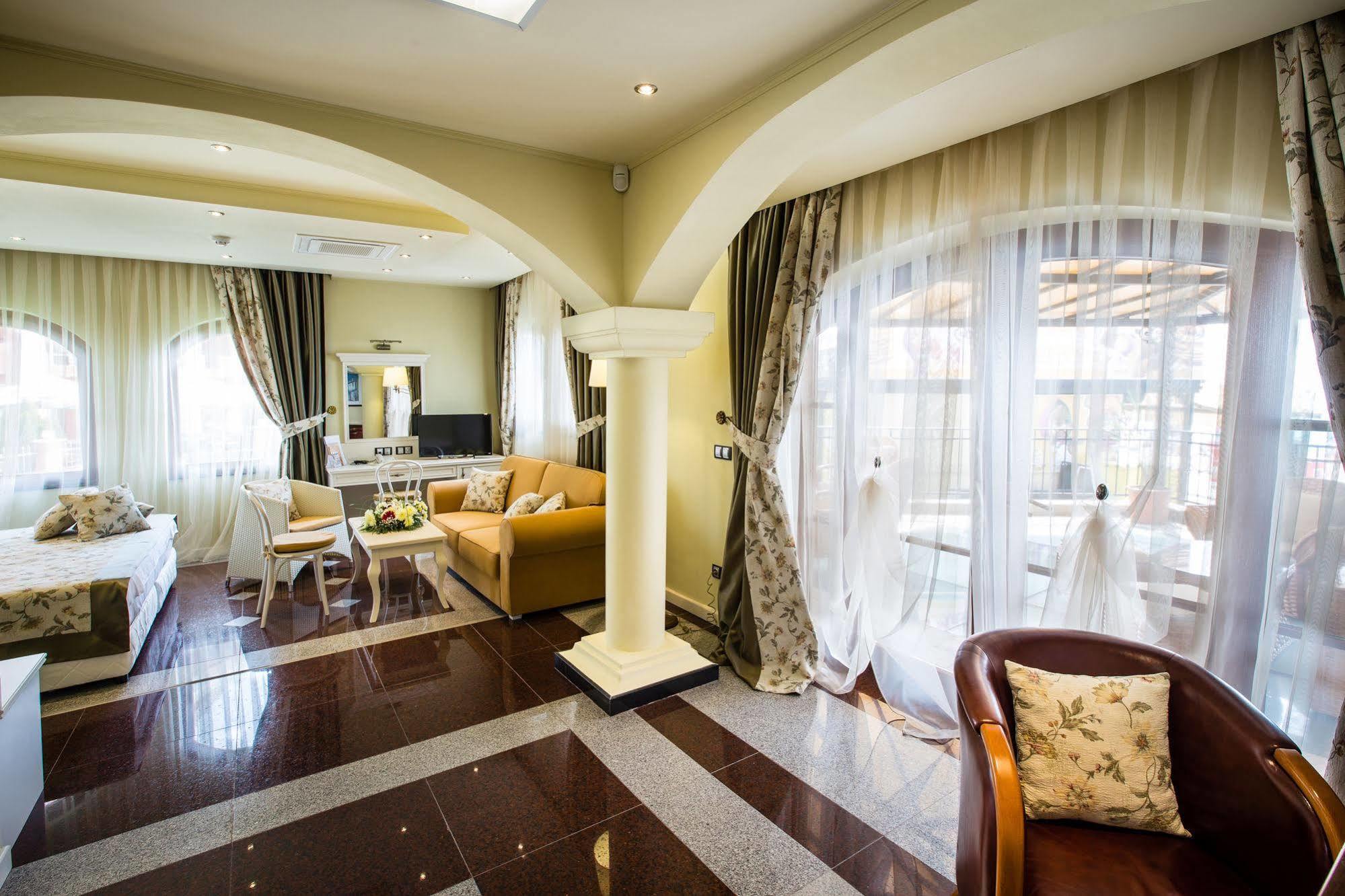 סאני ביץ' Helena Vip Villas And Suites מראה חיצוני תמונה