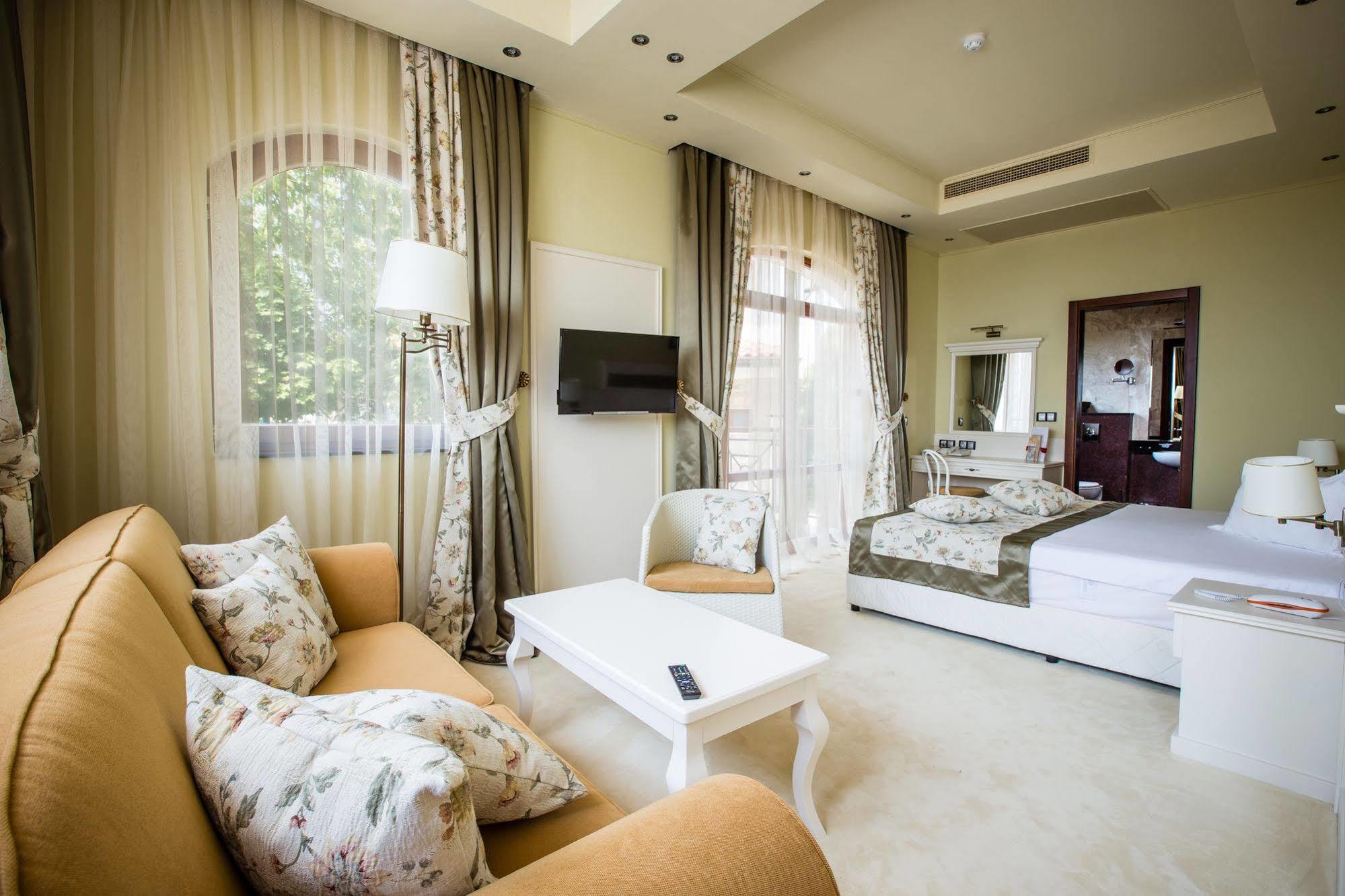 סאני ביץ' Helena Vip Villas And Suites מראה חיצוני תמונה